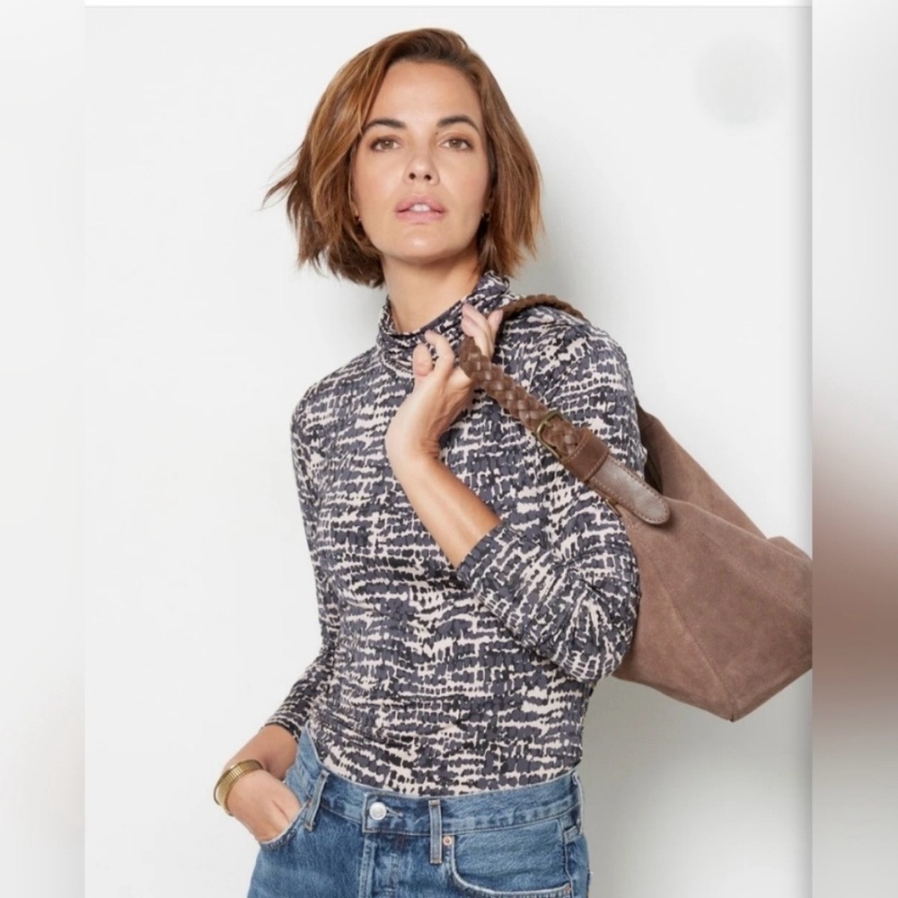 Evereve Mila Abstract Slinky Long Sleeve Top size L -NWT